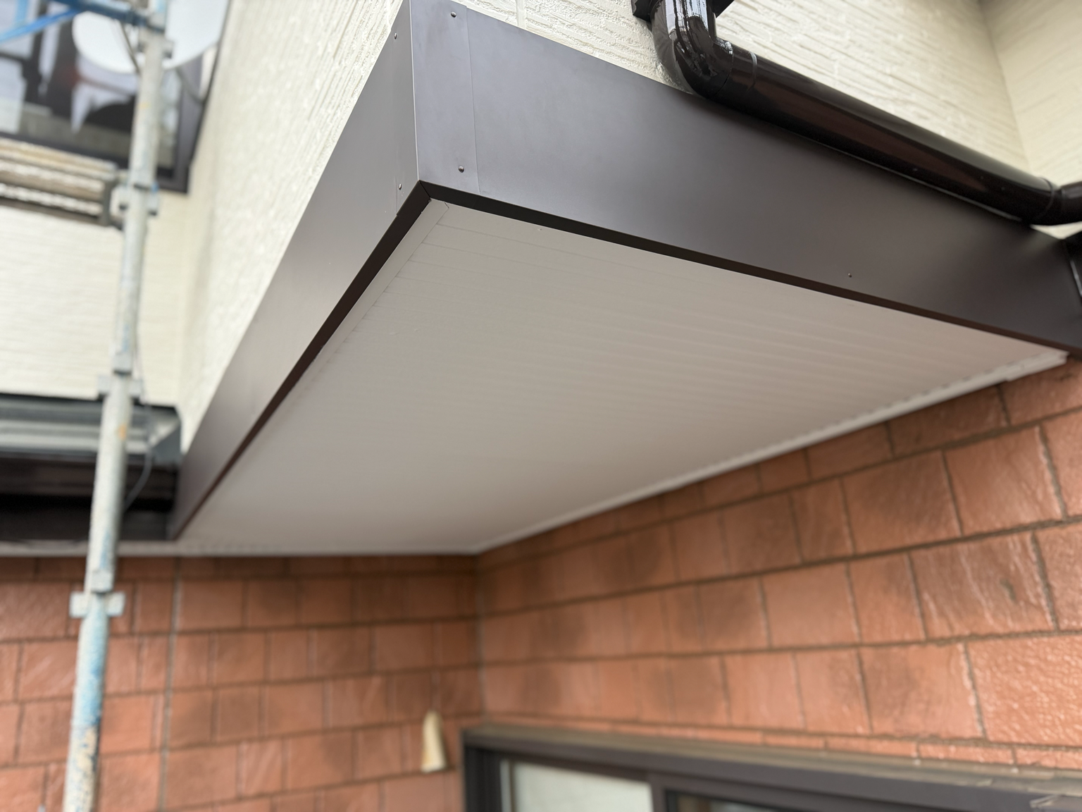 【八王子市】帯板の劣化を板金カバー工法で修理|帯板がボロボロになる原因とは?